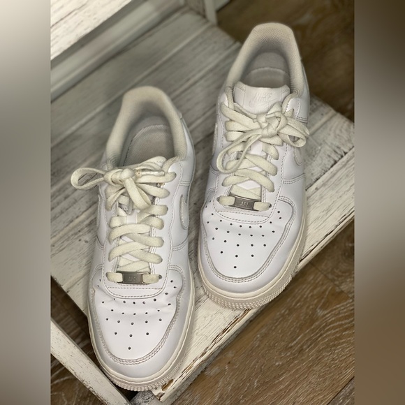 White Nike Air Force 1 ‘07. Size 8 - Picture 3 of 8